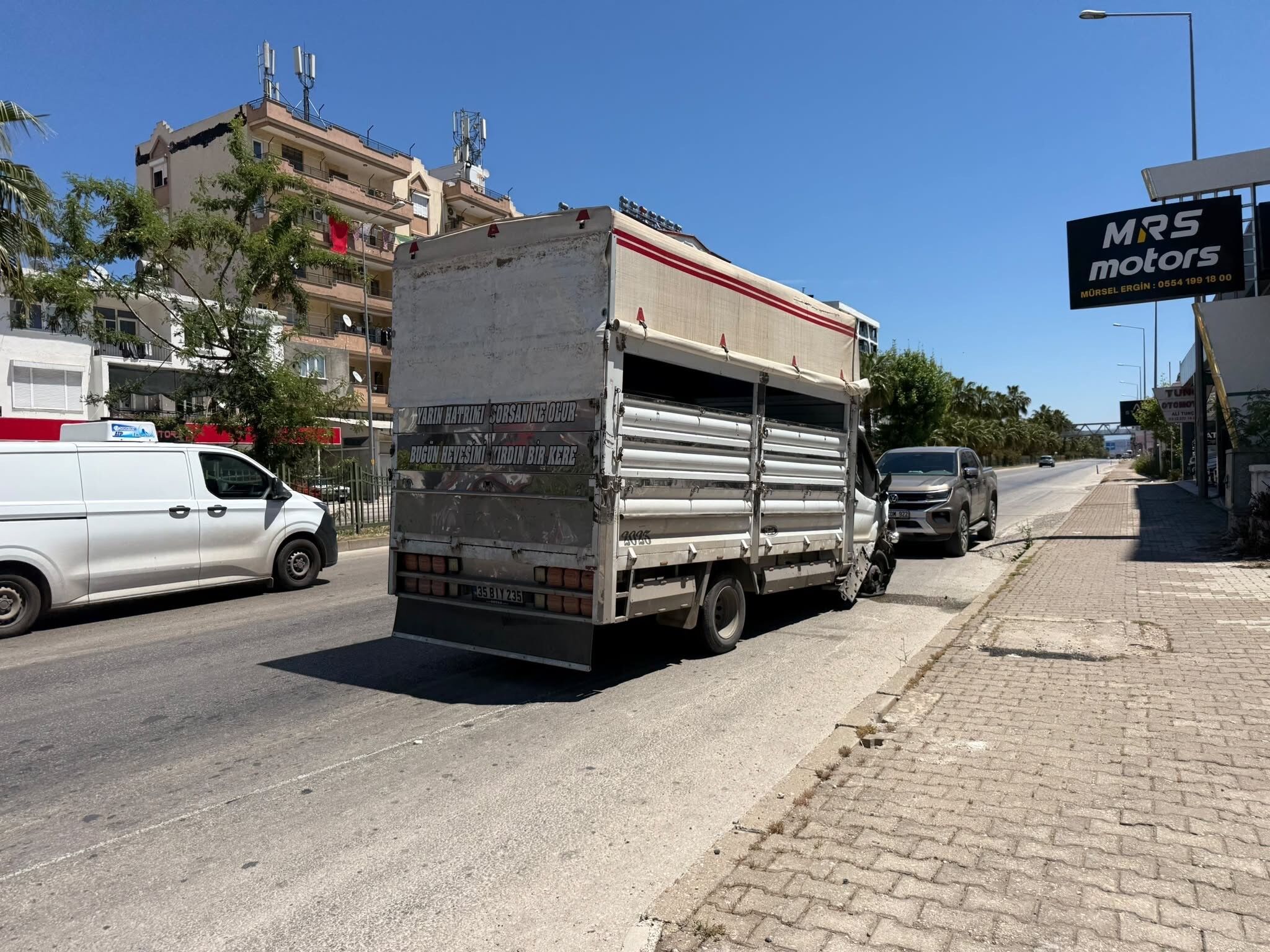 Seriktelastigipatlayankamyonetparkhalindekiaracacarpti