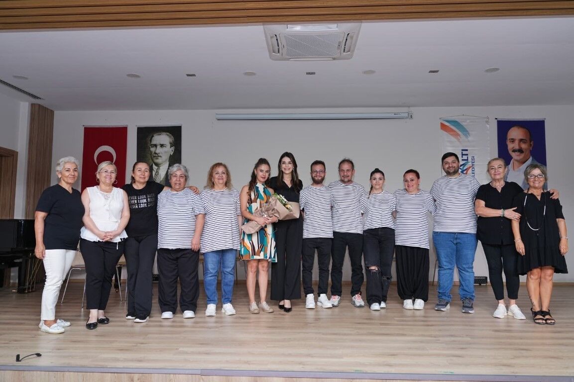 Antalyakonyaaltibelediyesindensanatseverlereciftetiyatroetkinligi