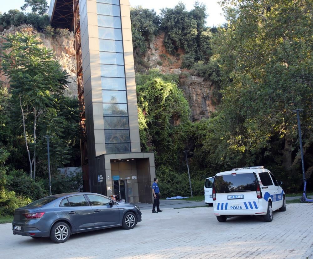 Asansordendusenkisihayatinikaybetti