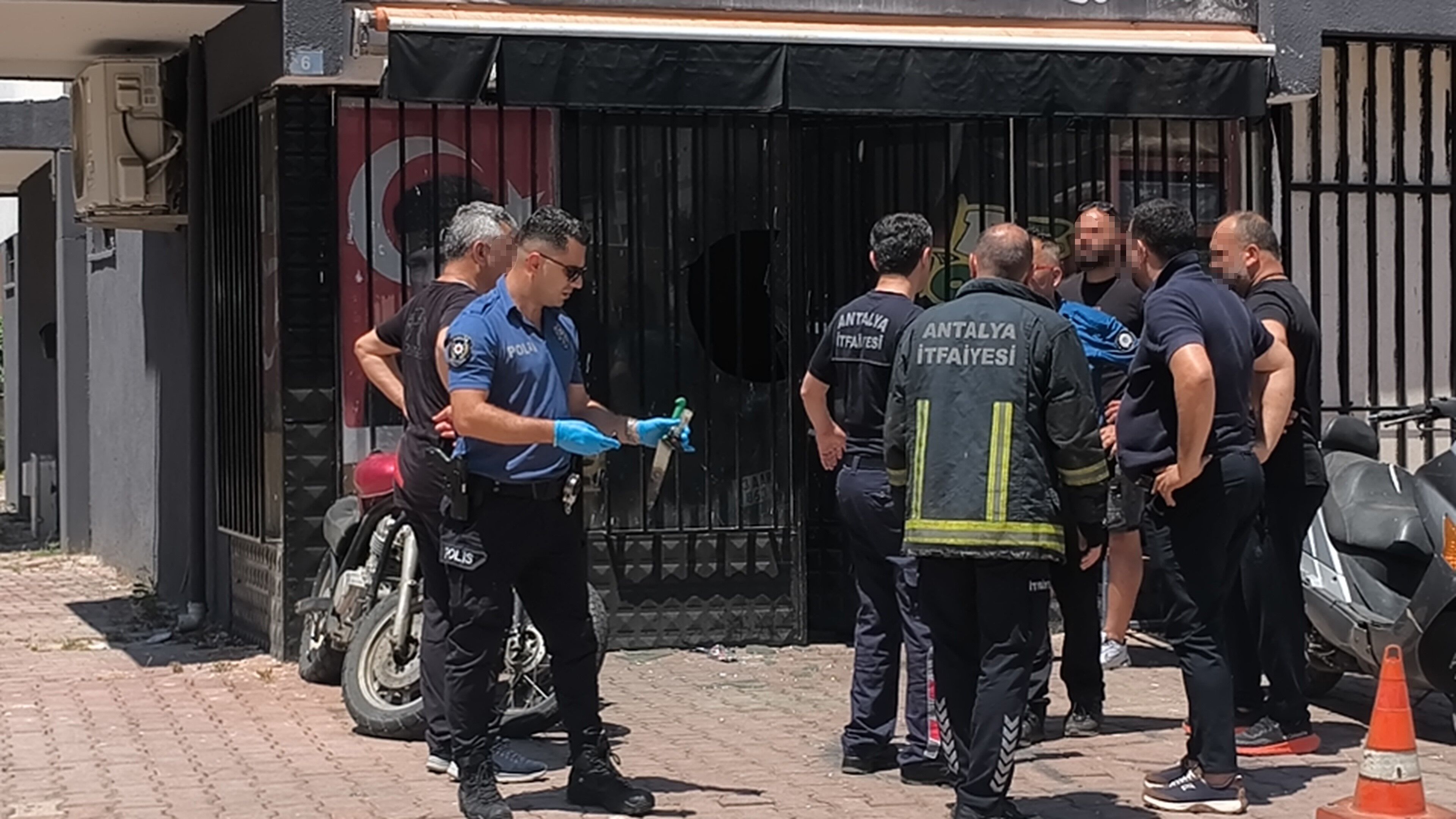 Elindebcaklabenzindokupkendisiniyakacaginisoylediekiplerzoriknaetti