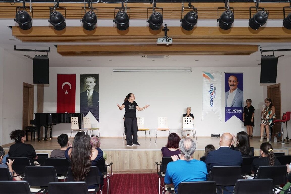 Konyaaltibelediyesindensanatseverlereciftetiyatro