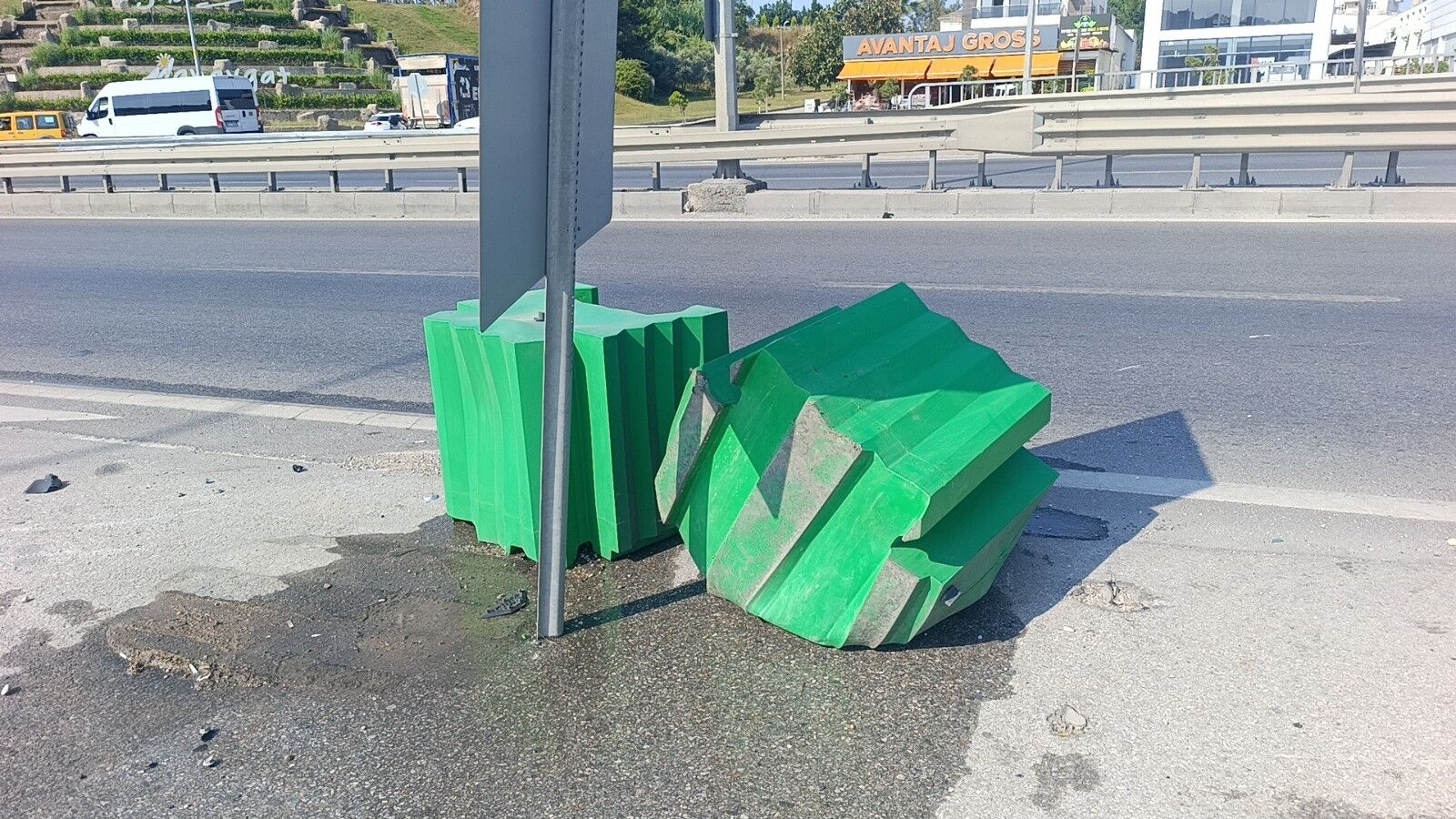 Yanyoldandonmeyecalisanotomobşkecarpanmotosikletbariyeresavruldu