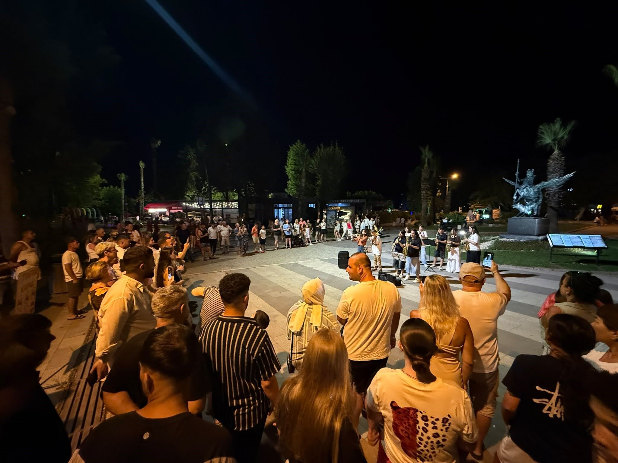 Turistlerayaktaalkisladi