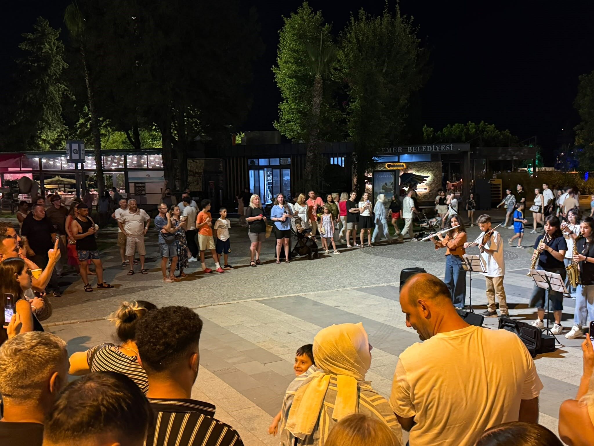 Turistlerayaktaalkisladikemersokaklarindayeteneklerkonustu