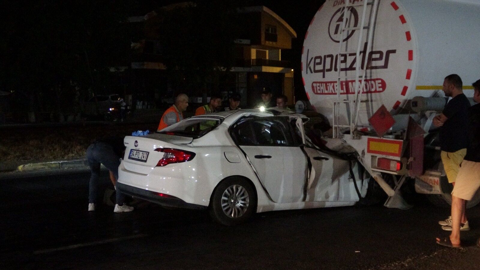 Otomobil Ok Gibi Saplandı (2)