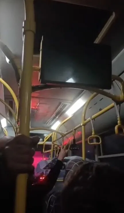 Antalyada Otobuste Yagmura Karsi Semsiye Acildi 1 1