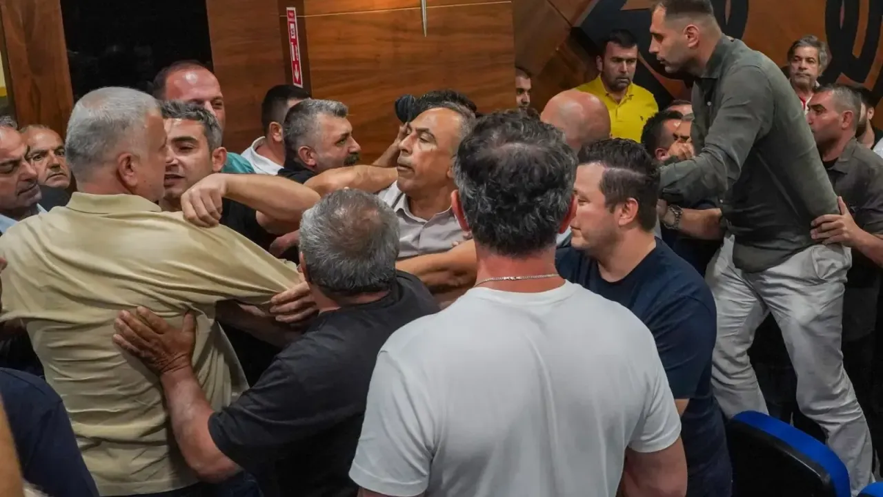 Konyaalti Meclisinde Istifa Sonrasi Arbede Chp Ve Yeni Parti Uyeleri Karsi Karsiya